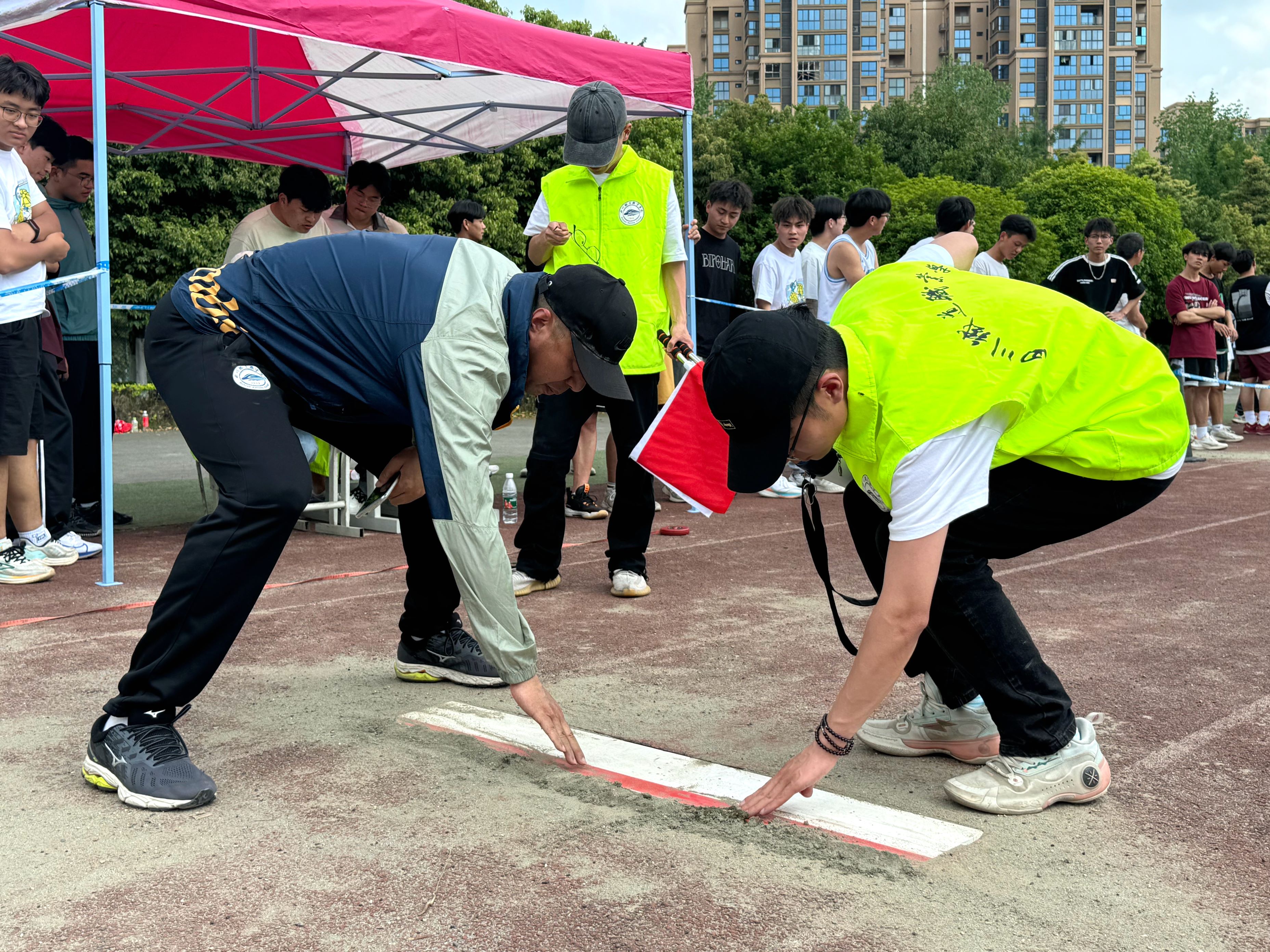 综合二分工会+徐莉涛+默默奉献 挥洒汗水！点赞2024年体育文化节上川铁职院裁判.jpg